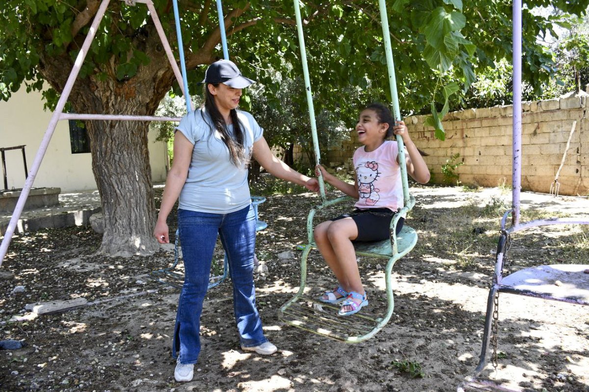UNICEFLebanon's tweet image. Play helps children grow — it boosts brain development, improves sleep, and helps them manage stress. And when you join in, you're not just playing, you're building their confidence, resilience, and sense of safety! 💙
#EarlyMomentsMatter