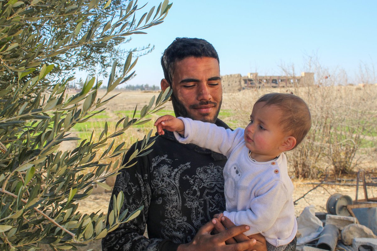 UNICEFLebanon's tweet image. اللعب يُساعد الأطفال على النمو، فهو يُعزز نمو الدماغ، ويُحسّن النوم، ويُساعدهم على التعامل مع التوتر. وعندما تشاركونهم اللعب، فأنتم تبنون ثقتهم بأنفسهم، وتعززون مرونتهم، وتمنحونهم شعورًا بالأمان. 💙
#اللحظات_الأولى_مهمة
