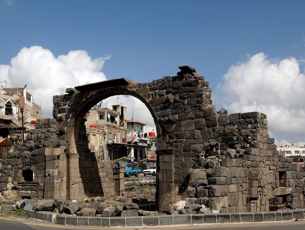 مؤلمة الصور القادمة من السويداء منذ الأمس وحتى اليوم، موجعة المشاهد التي تملأ السوشيال ميديا، ومؤسف الحال الذي تشهده المحافظة من استباحة لدماء السوريين وكرامتهم بعد سنوات طوال من الموت والعناء والتشريد.
الواقع يحتاج إلى عقلاء لصحوة سورية عمادها أننا سوريون قبل أي شيء آخر ولا يجب