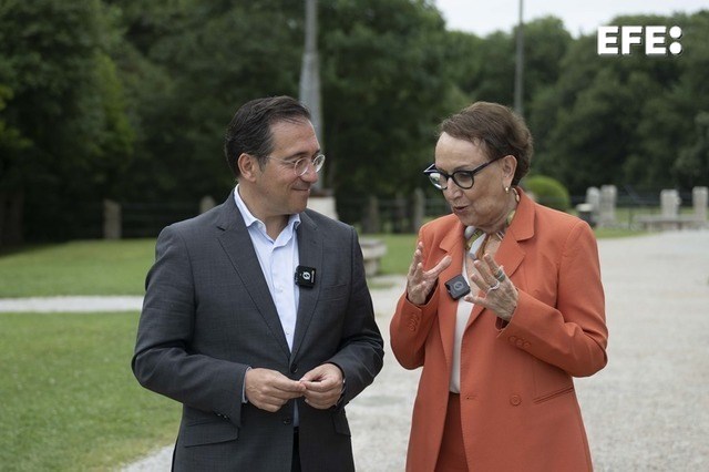 El ministro de Asuntos Exteriores, José Manuel Albares, y la secretaria general de la ONU de Comercio y Desarrollo, Rebeca Grynspan, han abogado en Santander por potenciar "todavía más" la cooperación entre los países iberoamericanos.