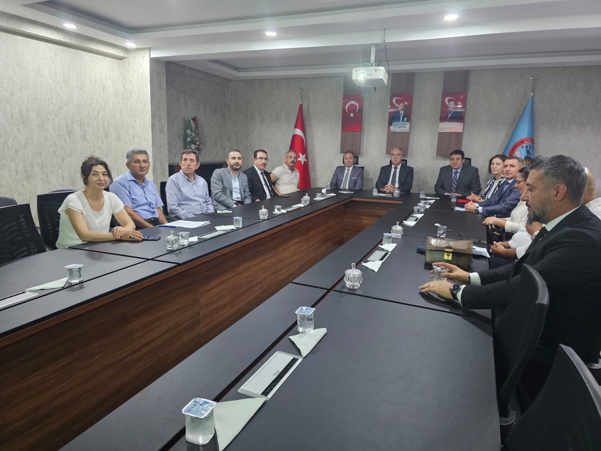 altindagmem's tweet photo. 2025-2026 Eğitim Öğretim Yılı Altındağ İlçe Hayat Boyu Öğrenme, Halk Eğitimi Planlama ve İş Birliği Komisyonu Toplantısı, Kaymakamımız Sayın Bülent Bayraktar başkanlığında, İlçe Millî Eğitim Müdürümüz Sayın Hasan Yıldırım, birim amirlerimiz ve komisyon üyelerinin katılımıyla Altındağ Halk Eğitim Merkezinde gerçekleştirildi. 

@tcmeb @Yusuf__Tekin @MemAnkara @kocakysr @HasanYILDIRIM61
