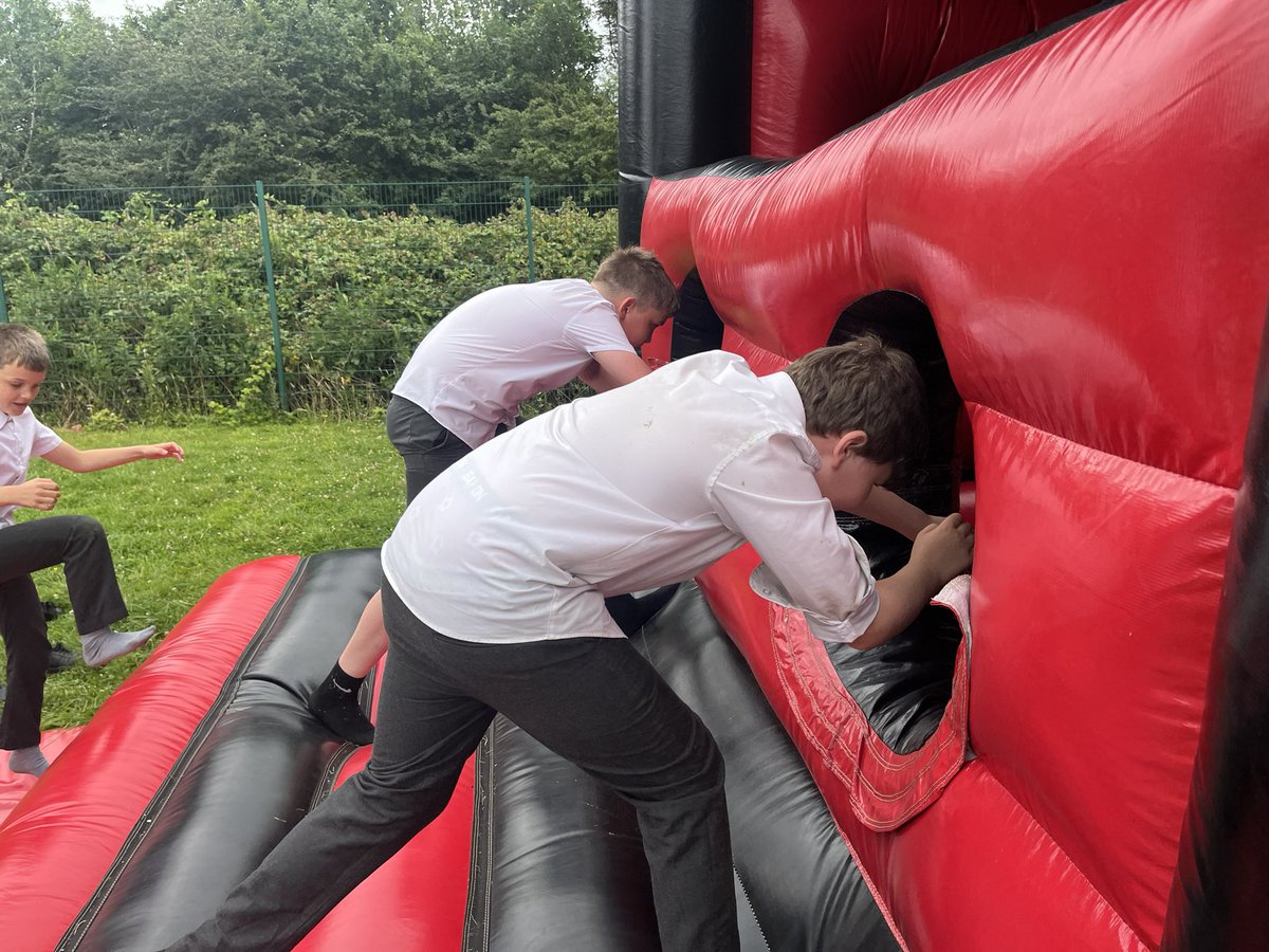 Some Monday fun on an inflatable course!😆
