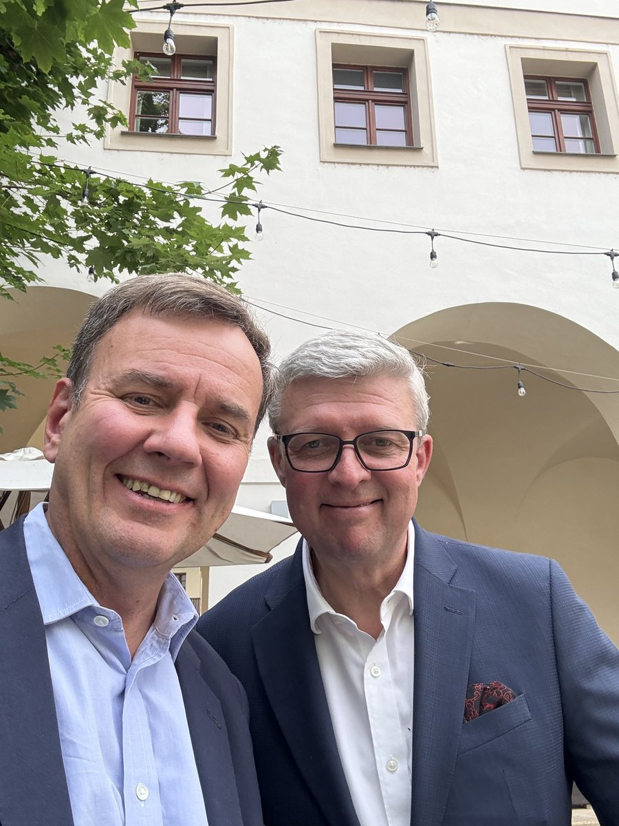 GregHands's tweet image. Soon after arriving in Prague, I bump into @KarelHavlicek_ who was my Czech opposite number as both Trade and Energy Ministers in 2020 and 2021.
Now potentially moving to even bigger things after this Autumn’s 🇨🇿 general election.