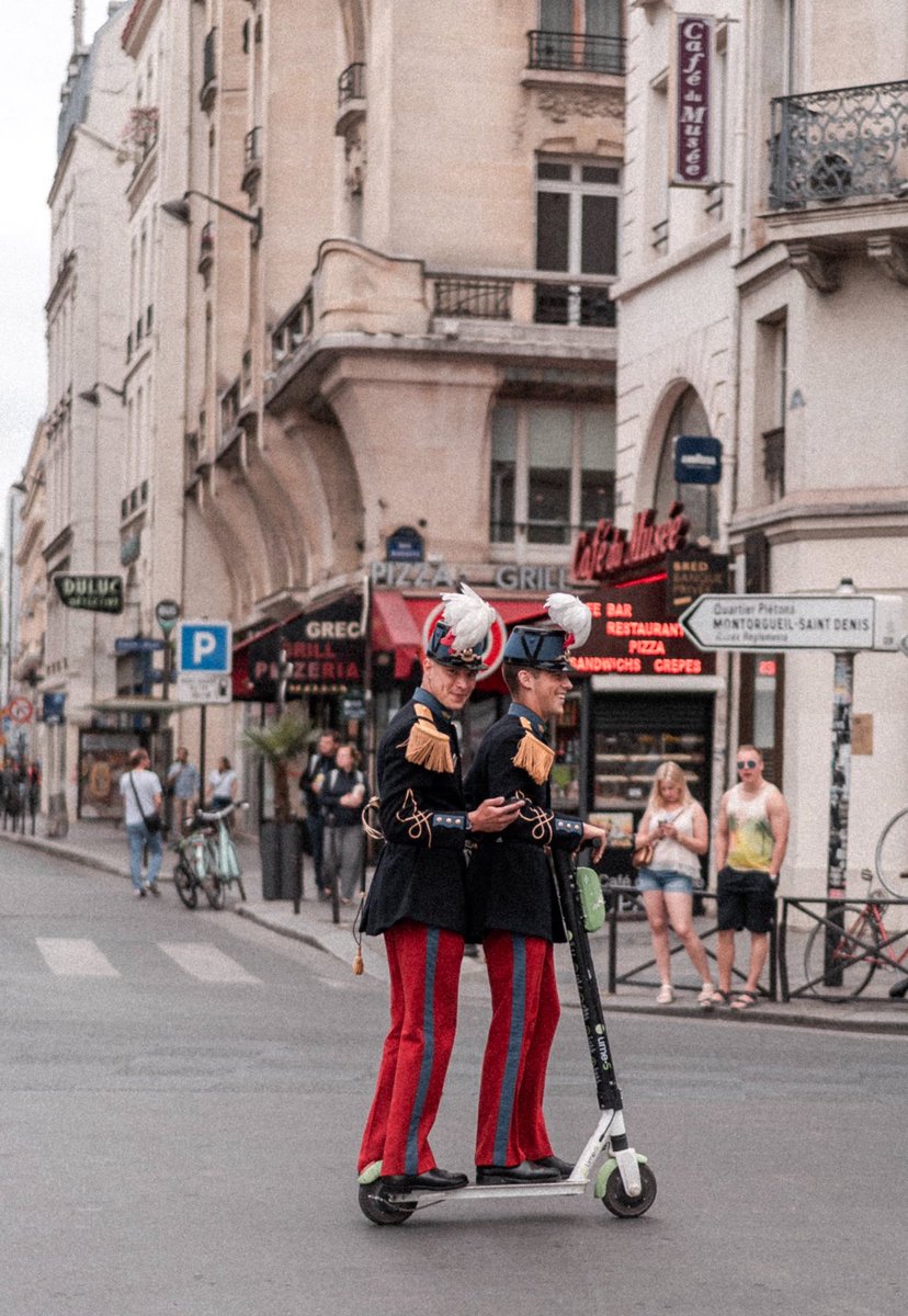 Aujourd’hui nous célébrons la République, mais surtout celles et ceux qui la font vivre, la protègent et la défendent.

Bonne fête nationale à tous ! 🇫🇷 (et n’oubliez pas les mobilités douces 🛴😉) 

📸 <a href="/nocontextfra/">No Context French 🇫🇷</a>