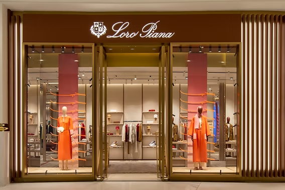 Loro Piana  ถูกศาลอิตาลีสั่งให้เข้าสู่กระบวนการควบคุม หลังพบพฤติกรรมเอาเปรียบแรงงานในซัพพลายเชน

อุตสาหกรรมแฟชั่นอิตาลีกำลังเผชิญแรงสั่นสะเทือนอีกครั้ง เมื่อ ศาลเมืองมิลานมีคำสั่งให้บริษัท Loro Piana แบรนด์ในเครือ LVMH เข้าสู่การควบคุมโดยศาลเป็นเวลา 1 ปี