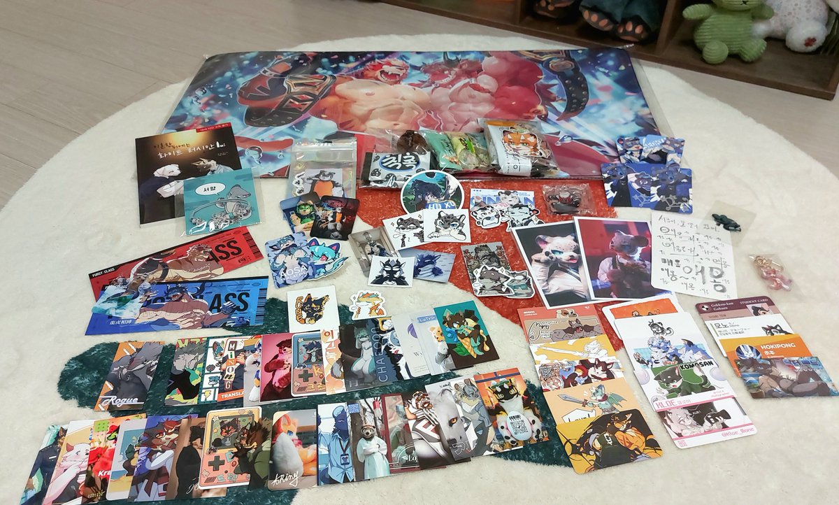 Ront_fur's tweet image. #FURSTCLASS 
언제나처럼? 퍼클에도 스탭을 했습니다!

사진 많이 찍구, 명함도 많이 받고, 몇몇 분들이 선물이랑 먹을 것도 주셔서 넘 좋았어요!!🍪

이번에 처음 싸인해달라고 요청도 받아서 넘 신기했어요!
다들 피로 잘 푸시고, 이렇게 스탭으로 뛸 수 있게 해주신 로그님께 넘 감사드립니다!!