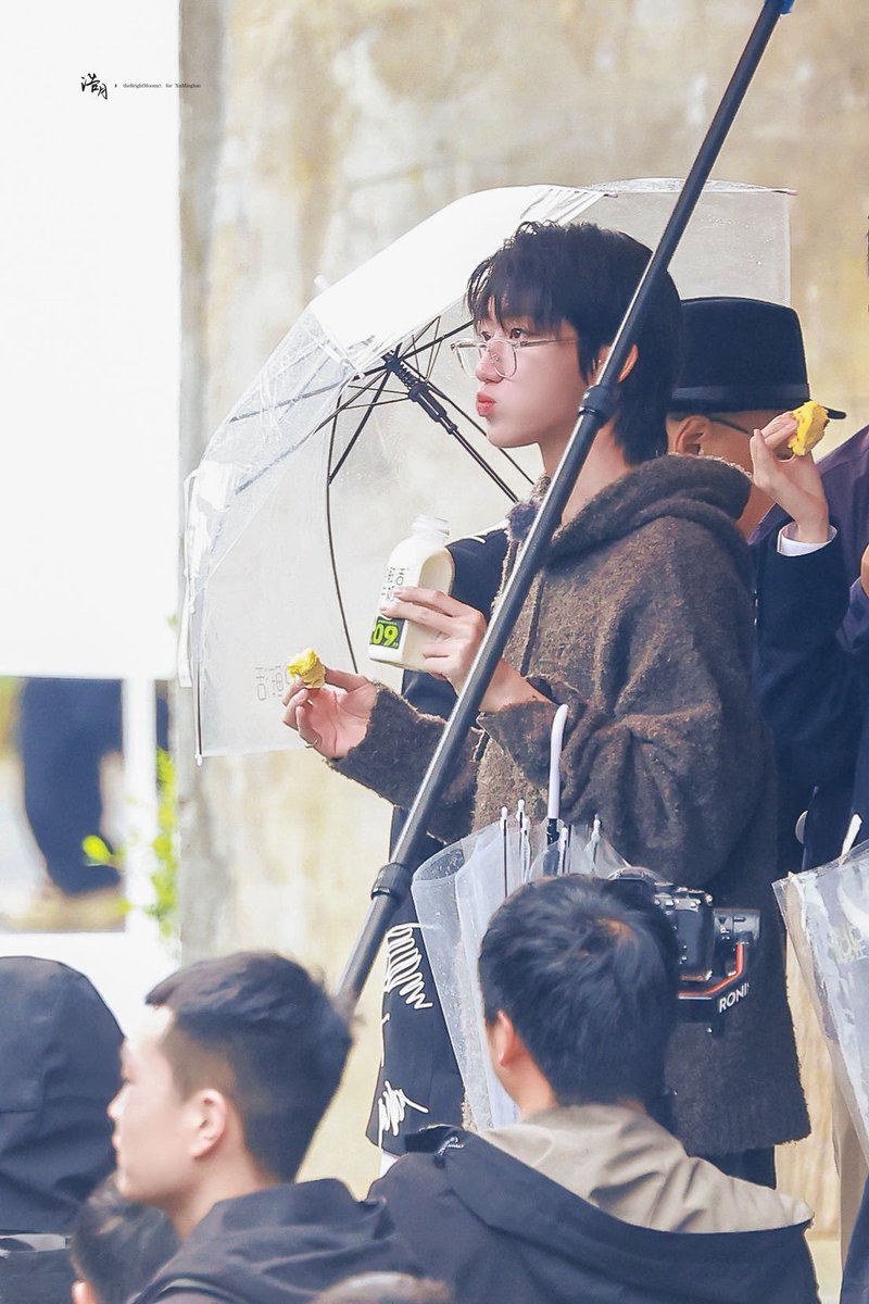 zinghao8's tweet photo. 비오니까 더 보고싶구나 https://t.co/hAWWyiZKBz