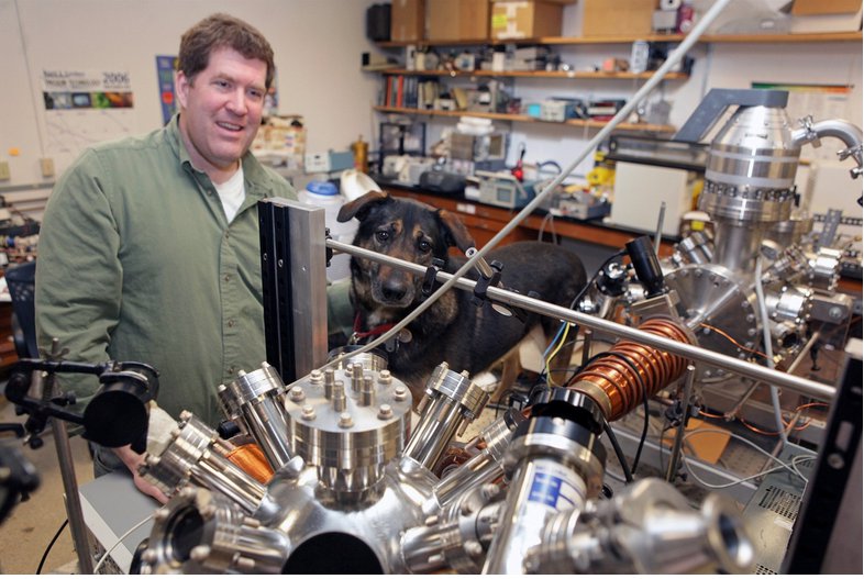 PBtScience's tweet image. Dr. Chad Orzel studies ultracold #atoms to improve our understanding of atomic #physics. He uses lasers to drop the temperature of atoms to just above absolute zero. At these very cold temperatures, atoms move slowly, and interesting quantum effects arise. peoplebehindthescience.com/dr-chad-orzel-…
