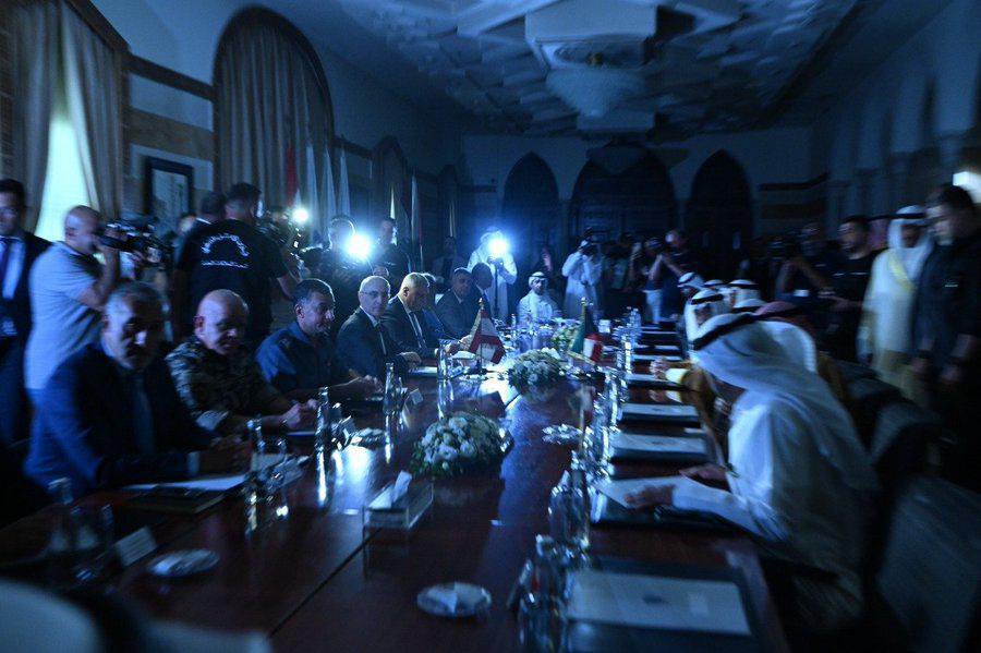aje826's tweet image. انقطاع الكهرباء خلال الاجتماع في وزارة الداخلية اللبنانية مع الوفد الكويتي!
ضلّن يقولوا عطونا وزارة الطاقة وخذوا ما يدهشوا العالم.
القوات مسودين وج لبنان.
#الادارة 🇱🇧✔️