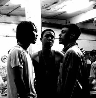 จั้ก: ไอ้น้อย เอามายี่สิบ
น้อย: กุไม่มี
จั้ก: สิบบาทก็ได้เอามา
น้อย: สิบบาทกุก็ไม่มี
มี่: น้อยเอาสิบบาทให้จั้กเร้ว