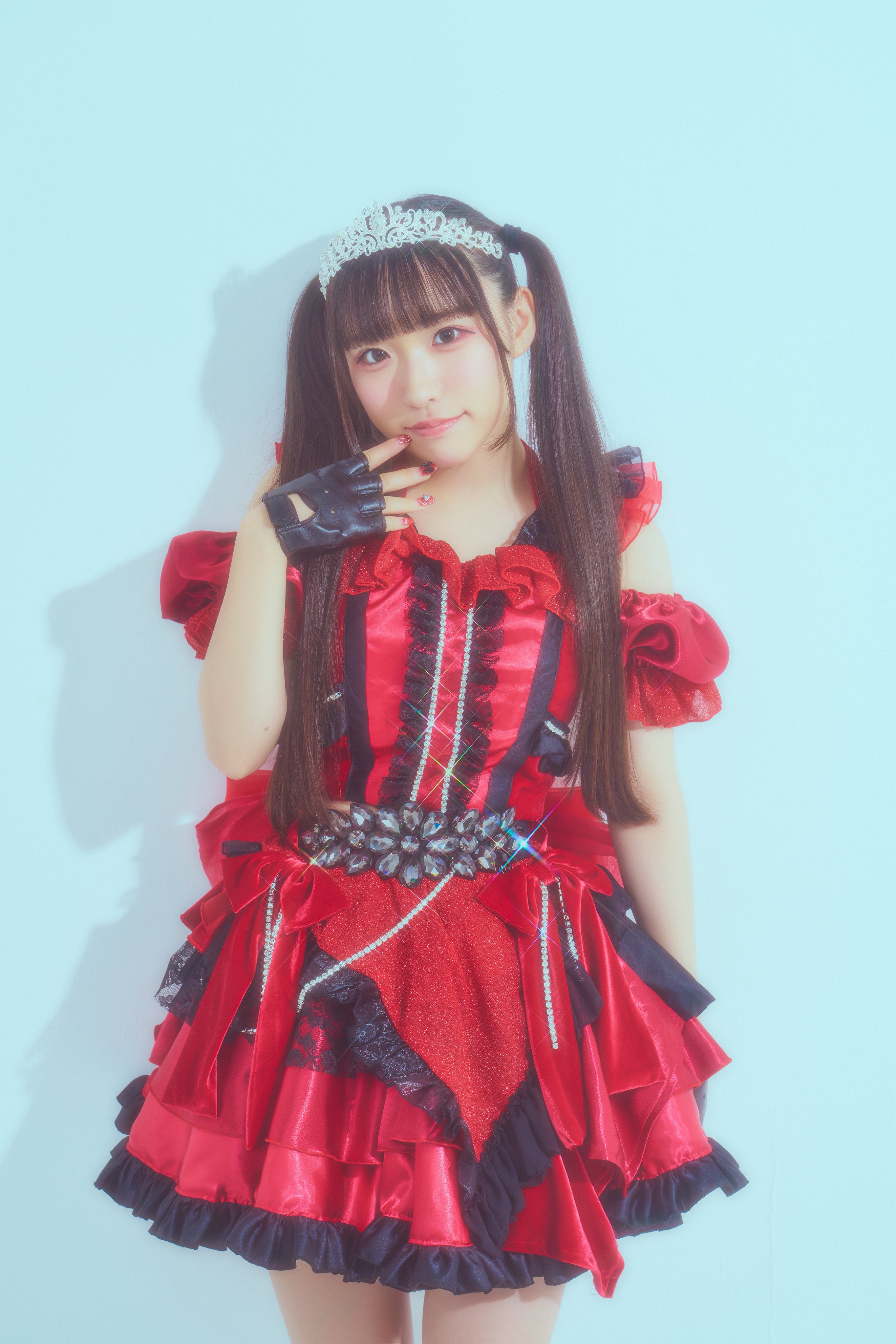 この衣装のためにママにネイル赤色てこれつけてー！ってやってもらったの！💅❤️
だからポーズはネイルが見えるようなポーズにしたよ🫶
今まで胸元にリボンがある衣装だったけど今回はなくてフリル！！
今までよりは少し大人っぽあちちゃんかもー！！✨
いつか黒が入ってる衣装も着てみたいなって思ってたから嬉しい！
フリルキラキラと黒で甘辛感かな？❤️🖤

あちのすごく好きなところは後ろのリボンなんだけどそれは7/20に実際にじっくり見に来てね🫣🎀