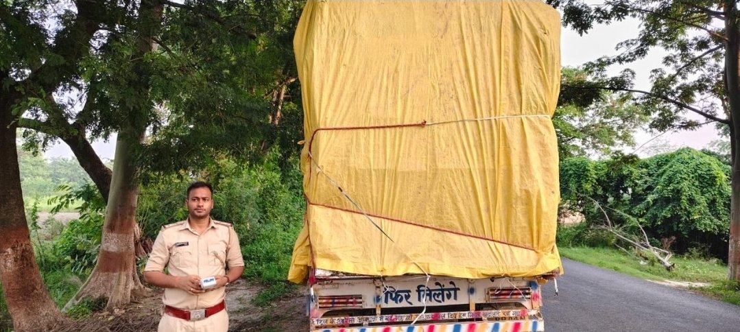Saran_dm's tweet photo. सारण जिलान्तर्गत विभिन्न स्थलों पर आज परिवहन विभाग की टीम द्वारा गहन वाहन चेकिंग अभियान चलाया गया। नियमों का उल्लंघन करने वाले वाहनों के विरुद्ध 1 लाख 95 हजार रुपये का फाइन लगाया गया।
#trafficrules
#VehicleChecking
#fineimposition
#saran
@BiharTransport
@IPRDBihar https://t.co/vP5qcZm5c4