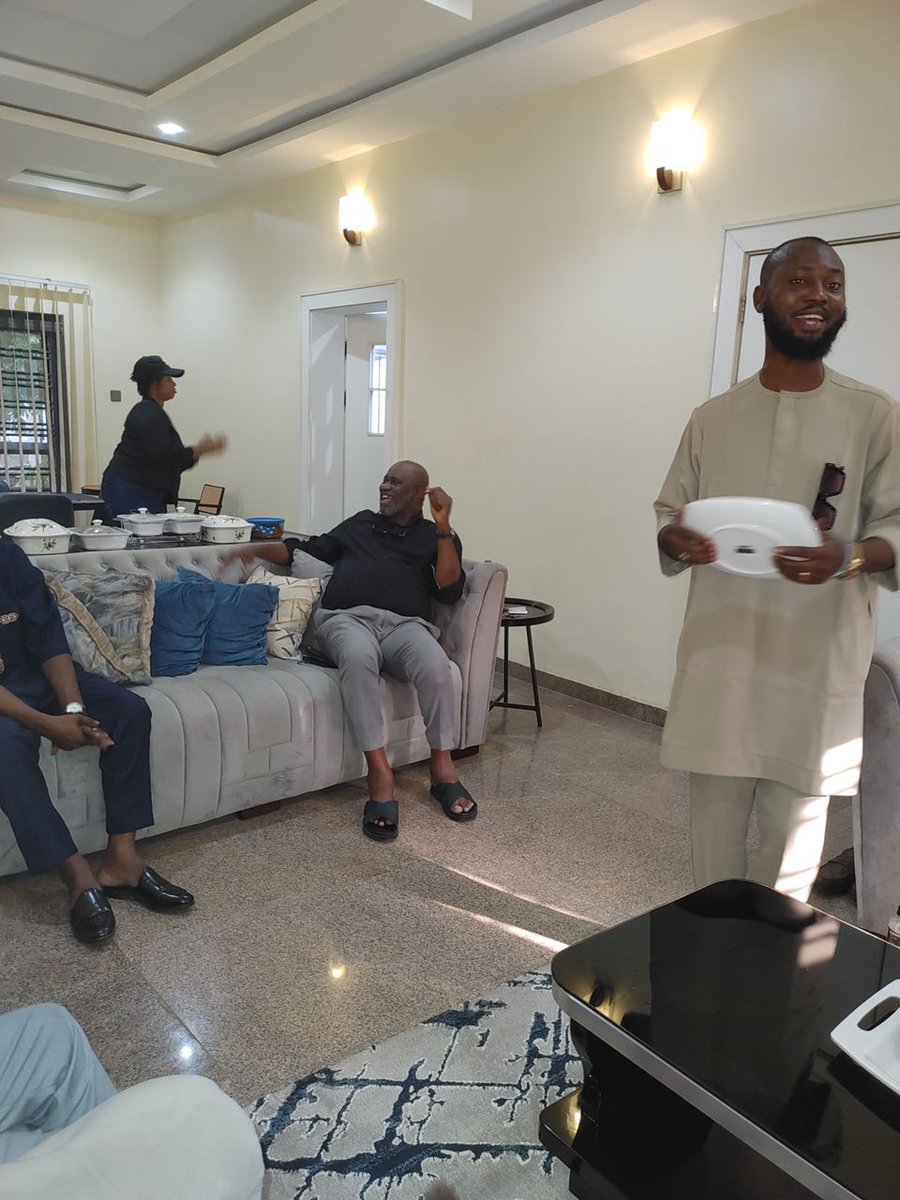 VBDMofficial's tweet photo. Courtesy Hosting of Former Candidates &amp; Early Co-Conveners of VBDM.

A gesture of gratitude. A fellowship renewed.

#VisionBetterDelta #KenPela #DeltaRising https://t.co/M56oW9S1OD