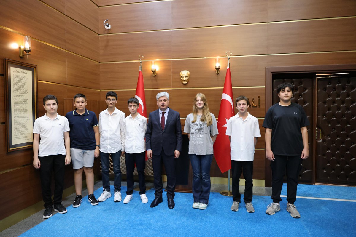 Valimiz Sayın Rahmi Doğan, 2025 Liselere Geçiş Sınavı’nda (LGS) 500 tam puan alarak önemli bir başarıya imza atan öğrencilerimizi makamında kabul etti.

İl Milli Eğitim Müdürü Coşkun Bakırtaş’ın da eşlik ettiği ziyarette; Ahmet Tarık Akçay, Atalay Aydın, Doruk Efe Akkoç, Furkan