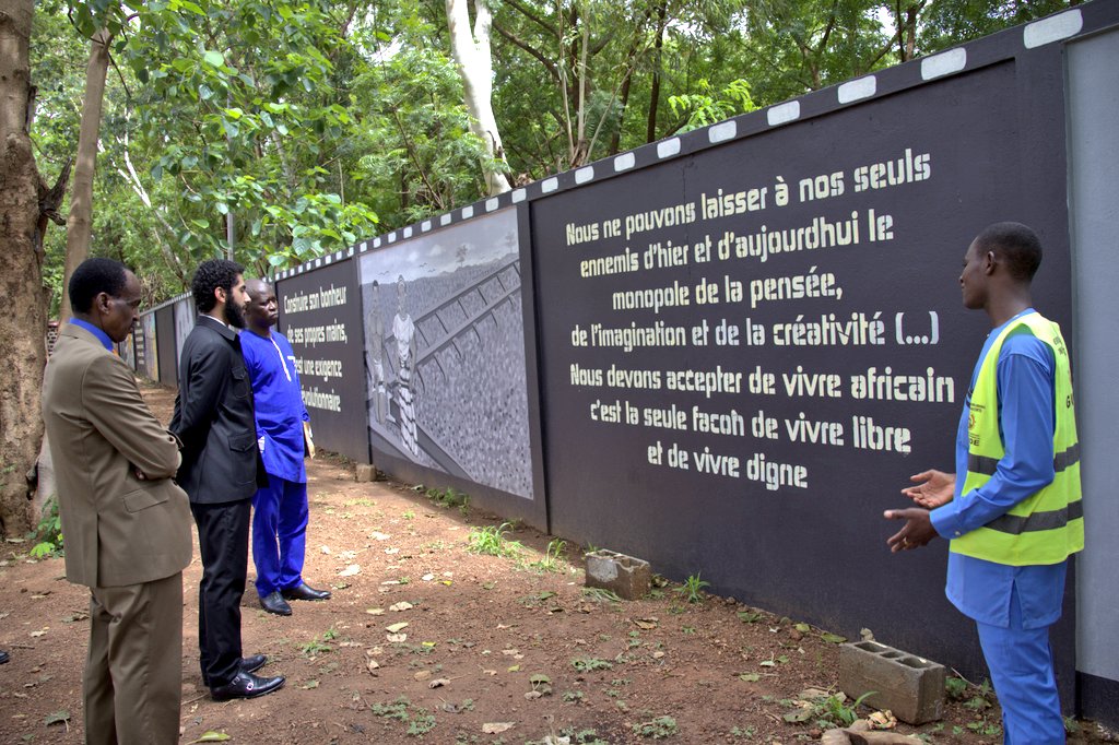 «Pour l'honneur, j'oserai»

Gloire et Honneur.

À un homme et à ses compagnons intègres, tombés pour que tout un Peuple puisse un jour se lever.

Mémoire et Engagement.

Afin que nos aspirations, par dévotion humaniste, prennent enfin corps et que s'ouvrent à nous de nouveaux