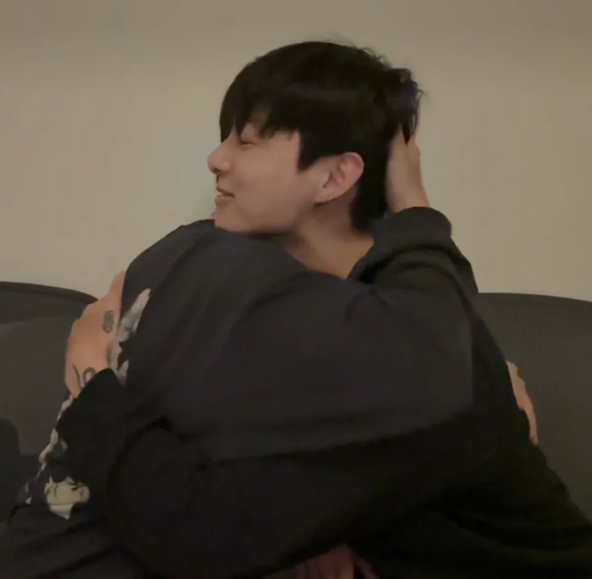 yuzunde ki vatan gulusu sanki ben kazadim dermis gibi aynen aslanim kazandin jimini kendine asik ettin yetto yani