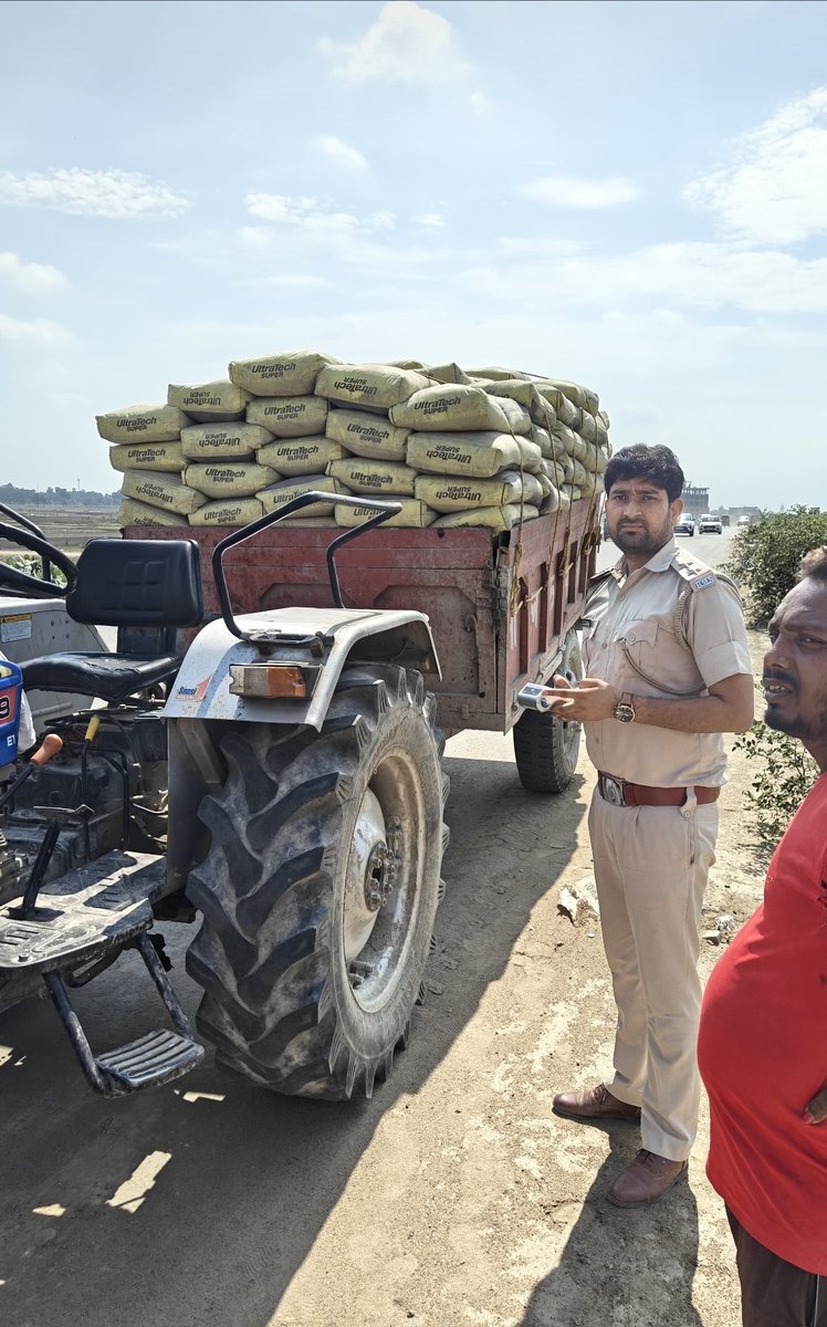 Saran_dm's tweet photo. सारण जिलान्तर्गत विभिन्न स्थलों पर आज परिवहन विभाग की टीम द्वारा गहन वाहन चेकिंग अभियान चलाया गया। नियमों का उल्लंघन करने वाले वाहनों के विरुद्ध 1 लाख 95 हजार रुपये का फाइन लगाया गया।
#trafficrules
#VehicleChecking
#fineimposition
#saran
@BiharTransport
@IPRDBihar https://t.co/vP5qcZm5c4