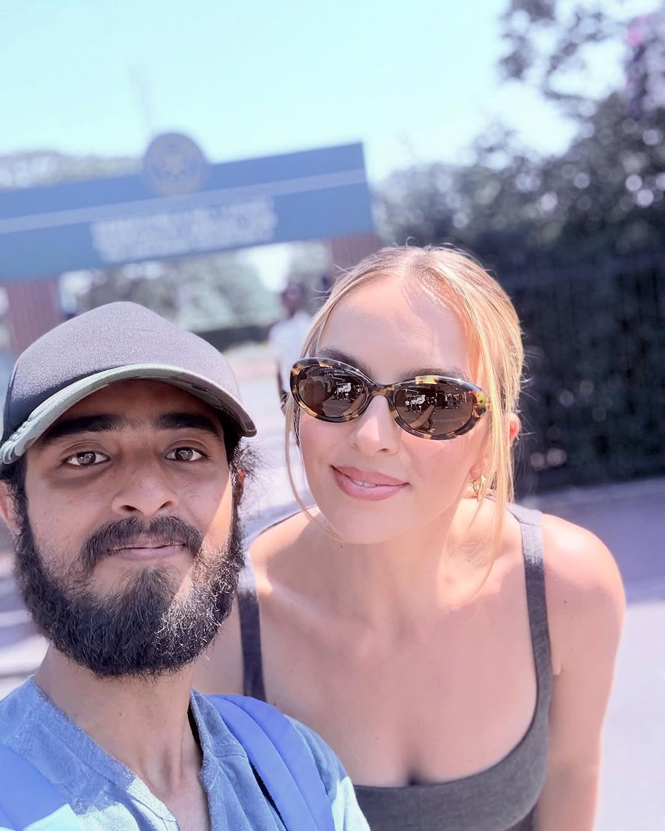 jodiemcoma's tweet image. Jodie Comer with a fan yesterday at Wimbledon 2025
📸: himaz_since2000 via instagram