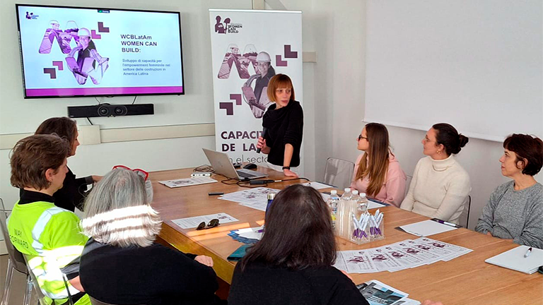 Womencanbuild's tweet photo. 👷♀️ En #WomenCanBuildLatAm hemos celebrado varios talleres en 🇪🇸🇮🇹🇨🇱🇦🇷 con mujeres, docentes y empresariXs del sector construcción.
Espacios de intercambio, igualdad y empoderamiento 💬💪
¡Gracias por construir juntas el cambio!
#Construcción #Igualdad #FP https://t.co/bP7ANOMpbA