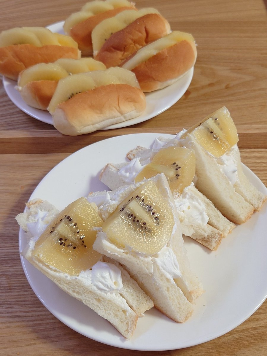 Tomi_01_26's tweet image. おつかれさまです🙇
ハムレタス、たまご、ツナのサンドウィッチ
キウイフルーツサンド(娘作)
水菜のスープ
アメリカンチェリー
サンドウィッチを作ると言ったら、追加で娘がキウイフルーツサンドを作ってくれました🍞
#おうちごはん