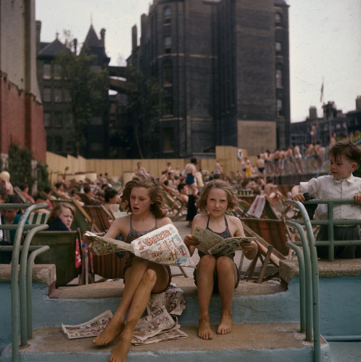 Sun worshippers and swimmers relax at the Oasis outdoor swimming pool in Holborn, London. 1956.
📷️: Hulton Archive | GettyImages