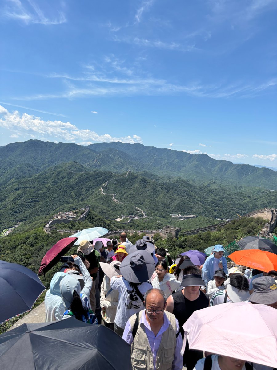 万里の長城マラソンがあるのですが

勾配がきつすぎて大変危険
日本だったら許可が出ません

管理社会の中国でなぜ許可されるのか不思議でなりませんでした