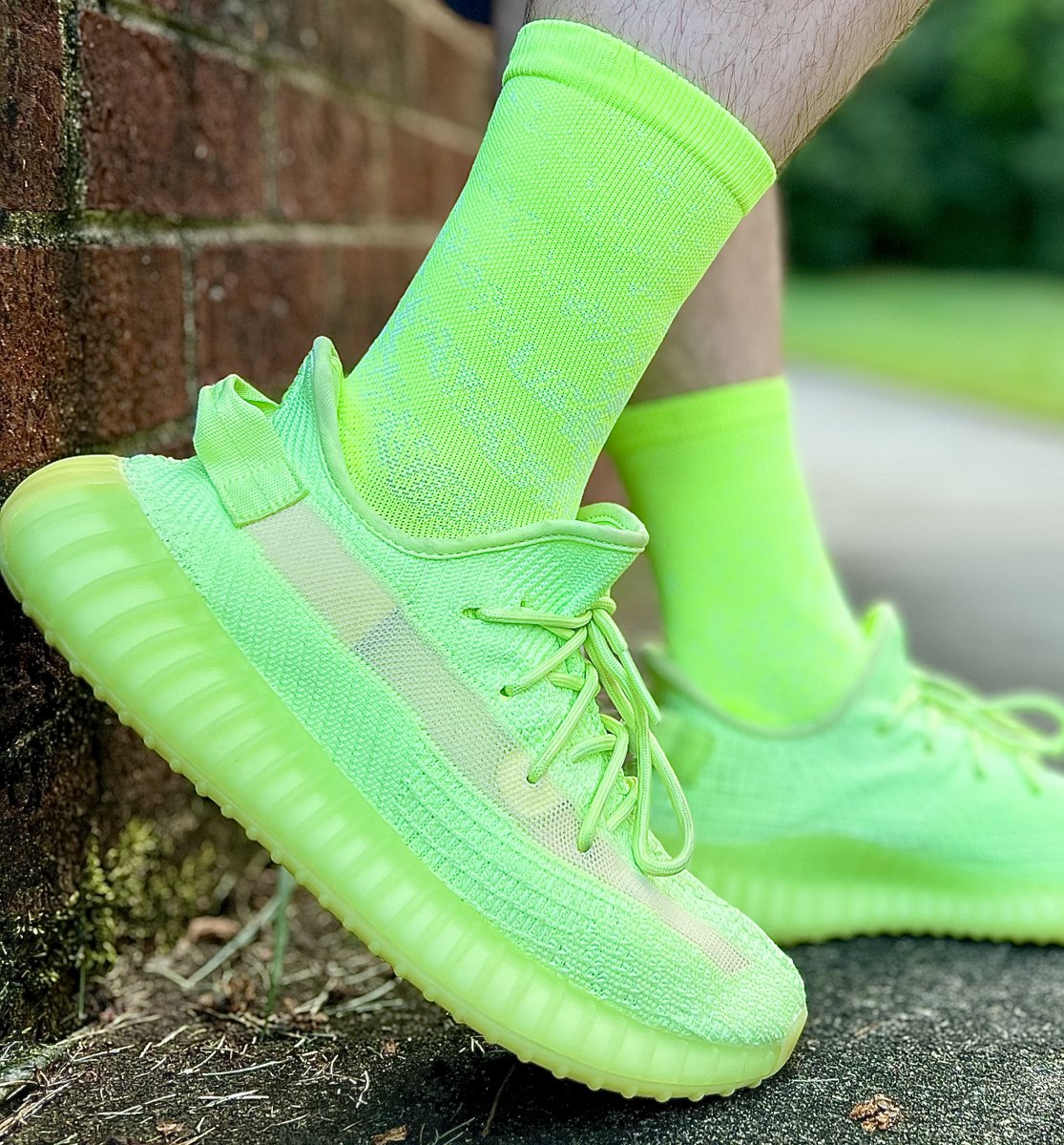 WinstonSalemTJs's tweet image. Be bright. Hit them with the headlights. Yeezy Boost 350 Glow’s on foot today.
😮💨🥵🔥👟 #yoursneakersaredope #sneakerhead #snkrskickscheck #PhotographyIsArt #wearyoursneakers #SNKRS #KOTD