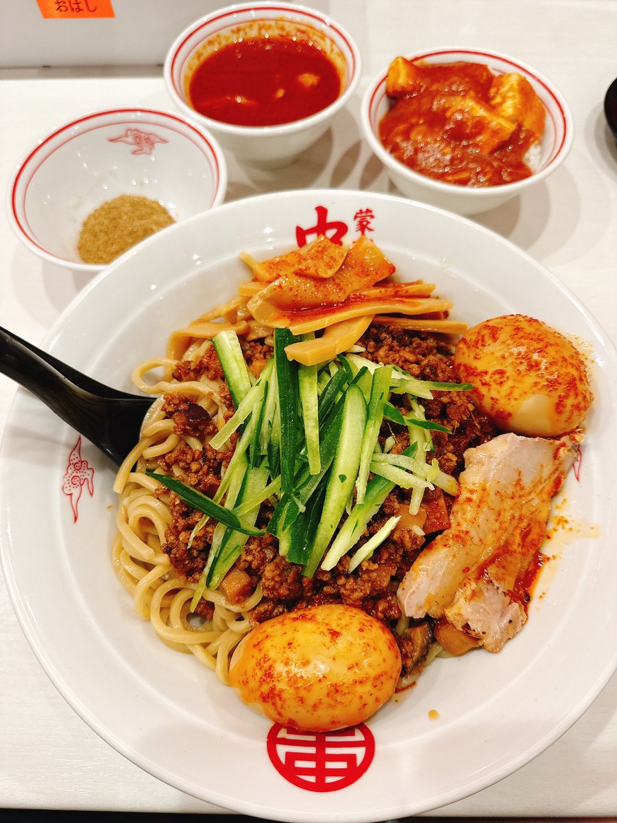 Q3_8686's tweet image. 蒙古タンメン中本 本店
#らーめんウォッチ麺
#蒙古タンメン中本本店
🍜ジャージャー麺大盛り＋北極味玉＋辛メチャアジ＋魚粉＋プチスープ冷し味噌
🍚プチ麻婆丼
来たよ！
見せてもらおうか中本ジャージャー麺の性能とやらを
圧倒的肉味噌…比率バグ…
そのままだとジャージャー麺からの
プチスープに…