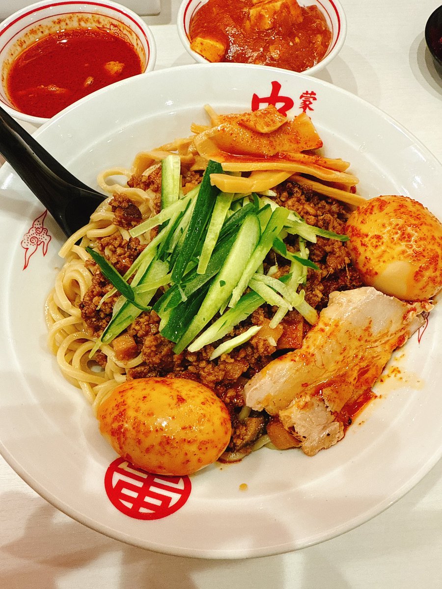 Q3_8686's tweet image. 蒙古タンメン中本 本店
#らーめんウォッチ麺
#蒙古タンメン中本本店
🍜ジャージャー麺大盛り＋北極味玉＋辛メチャアジ＋魚粉＋プチスープ冷し味噌
🍚プチ麻婆丼
来たよ！
見せてもらおうか中本ジャージャー麺の性能とやらを
圧倒的肉味噌…比率バグ…
そのままだとジャージャー麺からの
プチスープに…