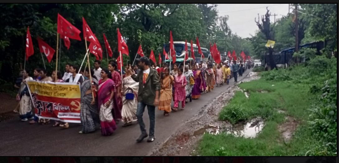 উত্তপ্ত দুর্গাপুরের শিল্পাঞ্চল! 

গত ৯ জুলাইয়ের সারা ভারত ধর্মঘটে নেতৃত্ব দেওয়ার 'অপরাধে' #CITU পশ্চিম বর্ধমান জেলা নেতা কম.সিদ্ধার্থ বোসকে তাঁর কর্মস্থলে ঢুকতে বাধা দেওয়ার প্রতিবাদে আজ দুর্গাপুর স্টেশন থেকে কোক ওভেন থানা পর্যন্ত এক বিশাল মিছিলের গোটা শহর কাঁপিয়ে দিল॥