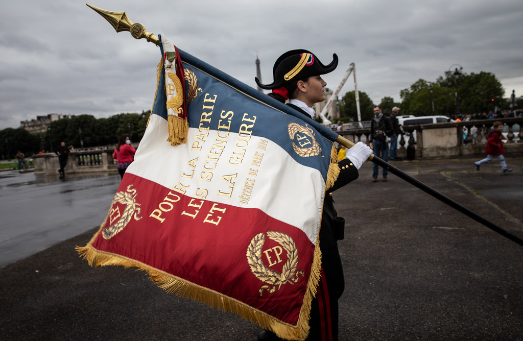 Je découvre la devise de l'École polytechnique (l'X) : 
« Pour la Patrie, les Sciences et la Gloire ».

Solide, rien à ajouter