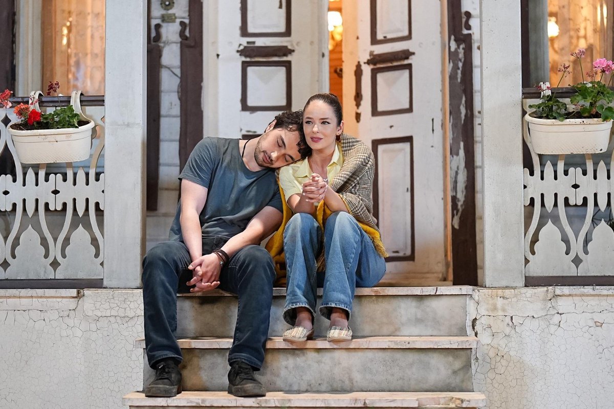 Şu oyuncu kadrosu başka bir seviyede gerçekten. Her biri rolünü yaşamış gibi. Gözlerinden anlaşılıyor. #AileSaadeti