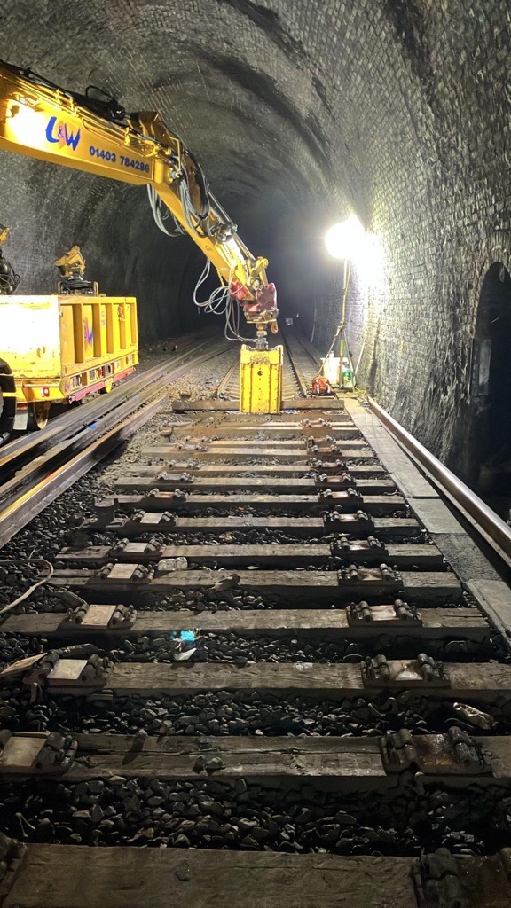 NetworkRailSE's tweet image. 🌊 New rails laid in both the Shakespeare Tunnel near Folkestone and the Dover Harbour Tunnel to keep our coastal connections strong. #Railimprovements

🌿 Vegetation was cleared near Dartford to keep the line safe and services running smoothly and reliably. #TrackSafety
