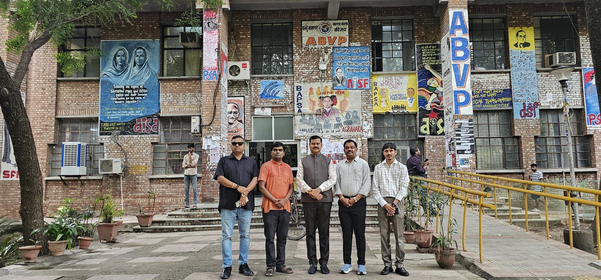 आज श्री <a href="/JagdishMakwana_/">Jagdish Makwana</a> का मेरे जेएनयू के निवासस्थान पर आना हुआ। उनको जेएनयू का परिसर दिखाया, एवं देश के विकास में जेएनयू के महत्वपूर्ण योगदान के बारे में जानकारी दी। साथ में सुरेन्द्रनगर जिला भाजपा के कार्यकर्ता श्री राकेशभाई खांदला, नीरवसिंह परमार और जय शाह का भी रहना हुआ।