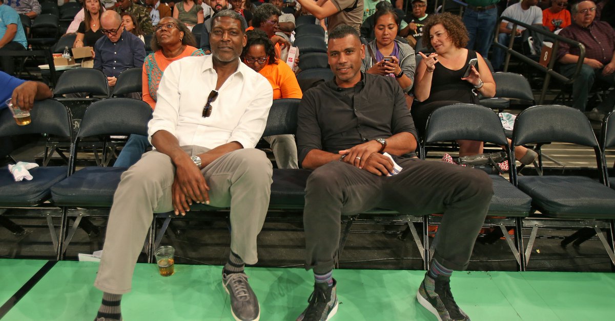 KnicksMSGN's tweet image. On this day in 1996: The Knicks sign three-year veteran guard Allan Houston to a six-year contract & acquire forward Larry Johnson from Charlotte 🤝