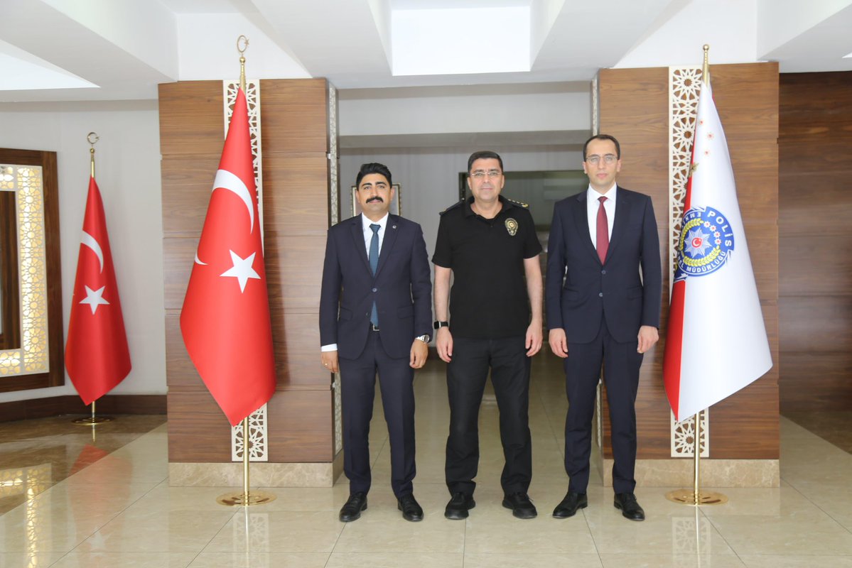Viranşehir Cumhuriyet Başsavcısı iken, Yozgat Cumhuriyet Başsavcılığına atanan Sayın Enes Serdar Aydoğan ve
Viranşehir Adalet Komisyonu Başkanı iken, Ankara Yargıtay Tetkik Hâkimliğine atanan Sayın Okan Akca,
İl Emniyet Müdürlüğümüzü ziyaret ettiler.

Nazik ziyaretlerinden dolayı
