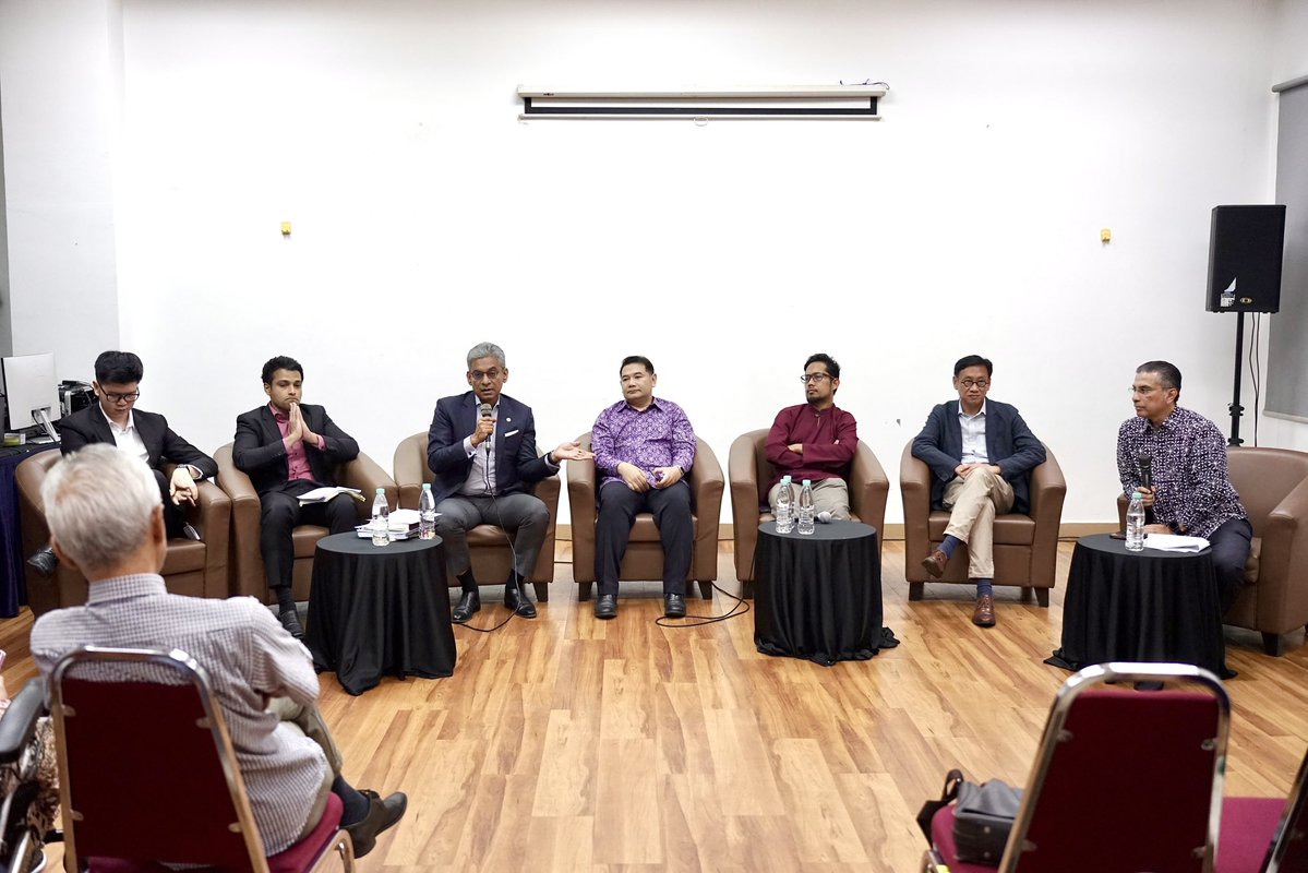 faisalazizfa's tweet image. Semalam saya dijemput untuk berforum dalam isu integriti kehakiman bersama YB @rafiziramli, YB Syed Ibrahim dan YB @WongChen_MY.
Terima kasih atas jemputan untuk berkongsi pandangan dalam isu kritikal ini. FA