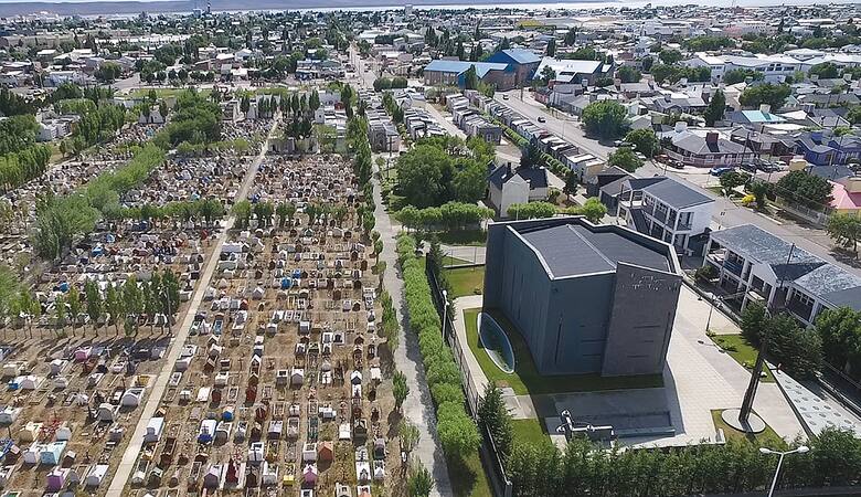 Pregunta tonta del día: ¿No les llama la atención que el mausoleo sea tan grande?