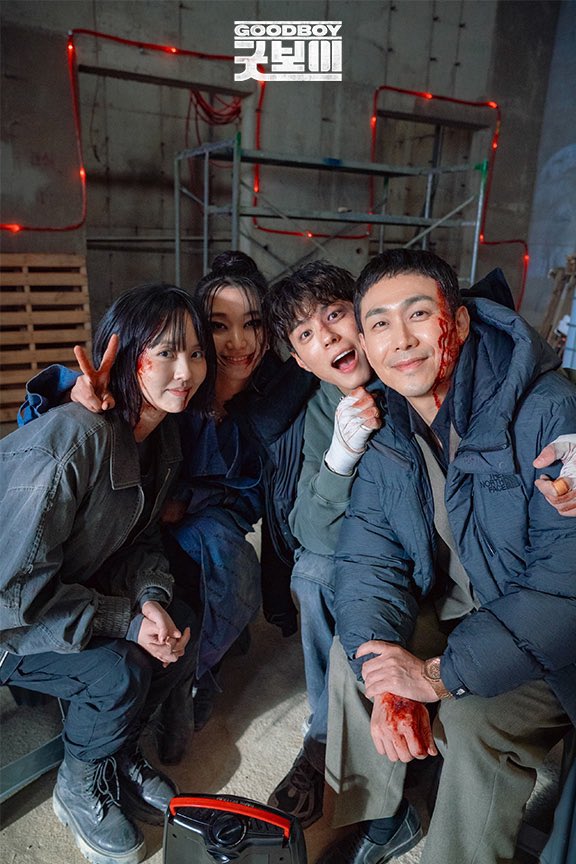 This lowkey looks like a family photo, a proud father with his three crazy children 😆

#GoodBoy #KimSoHyun #ParkBoGum