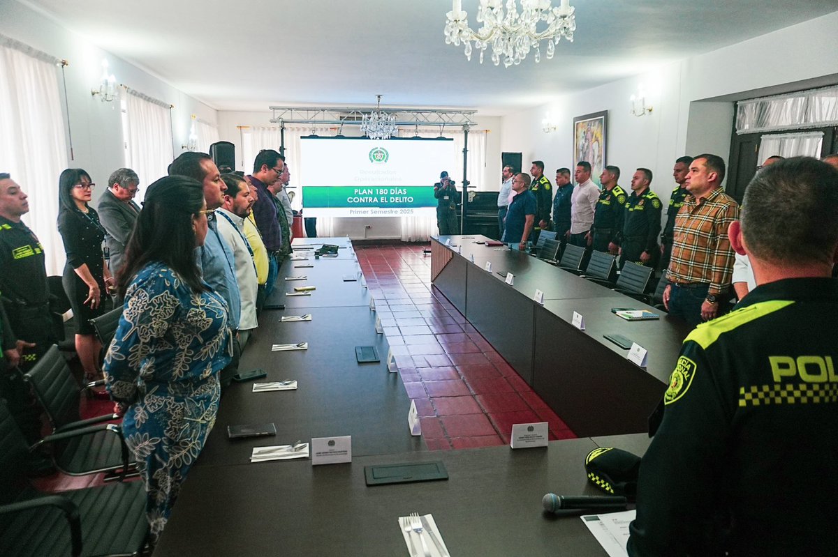 #NoticiaW | En el comando de la Policía de Bucaramanga se desarrolla una cumbre por la seguridad con la presencia de alcaldes y secretarios del Interior del área metropolitana, en donde se busca concretar acciones en contra de la criminalidad.