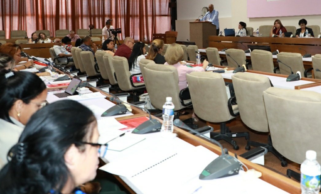 Estamos en las sesiones de las comisiones permanentes de trabajo de la <a href="/AsambleaCuba/">Asamblea Nacional Cuba</a> para seguir cimentando la sociedad que nos hemos propuesto, esa que se construye con todos y para el bien de todos a través del #PoderPopular. #CubaEstáFirme, unida y trabajando por el porvenir.