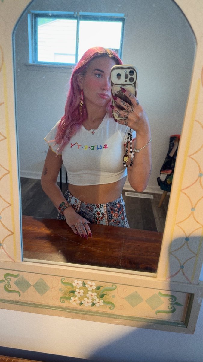 sultry_mushroom's tweet photo. Life is beautiful ☀️☀️#inlovewithlife #pinkhair #mushroomqueen #hippiegirl https://t.co/Sln2BNlEDs