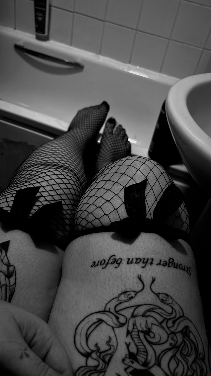 Look at you, already drooling over what you’ll never touch but don’t worry, good boys can pay for the privilege 👀

throne.com/angelcourtsx