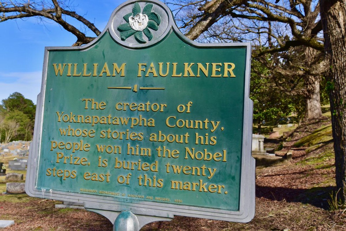 CaptLowry's tweet image. WILLIAM FAULKNER'S GRAVE IN OXFORD'S St. PETER'S CEMETERY
His gravestone is on the right edge of the green historical sign, just 20 steps away.