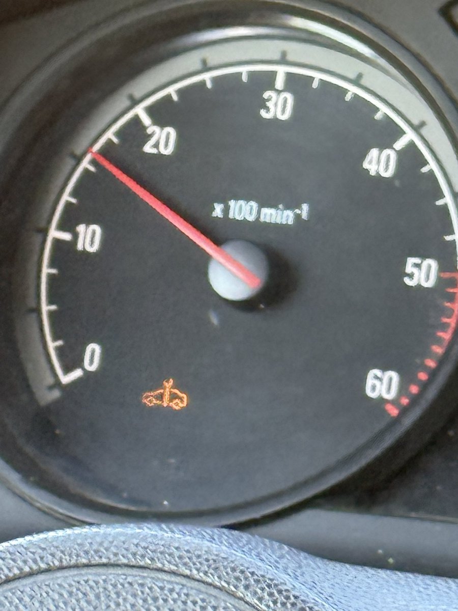 Arkadaşlar araç 2008 model 1,3 astra bu arıza lambası yakıyor bazen. Googldan baktık bulamadık bu ne oluyor bilenler yazabilirmi.