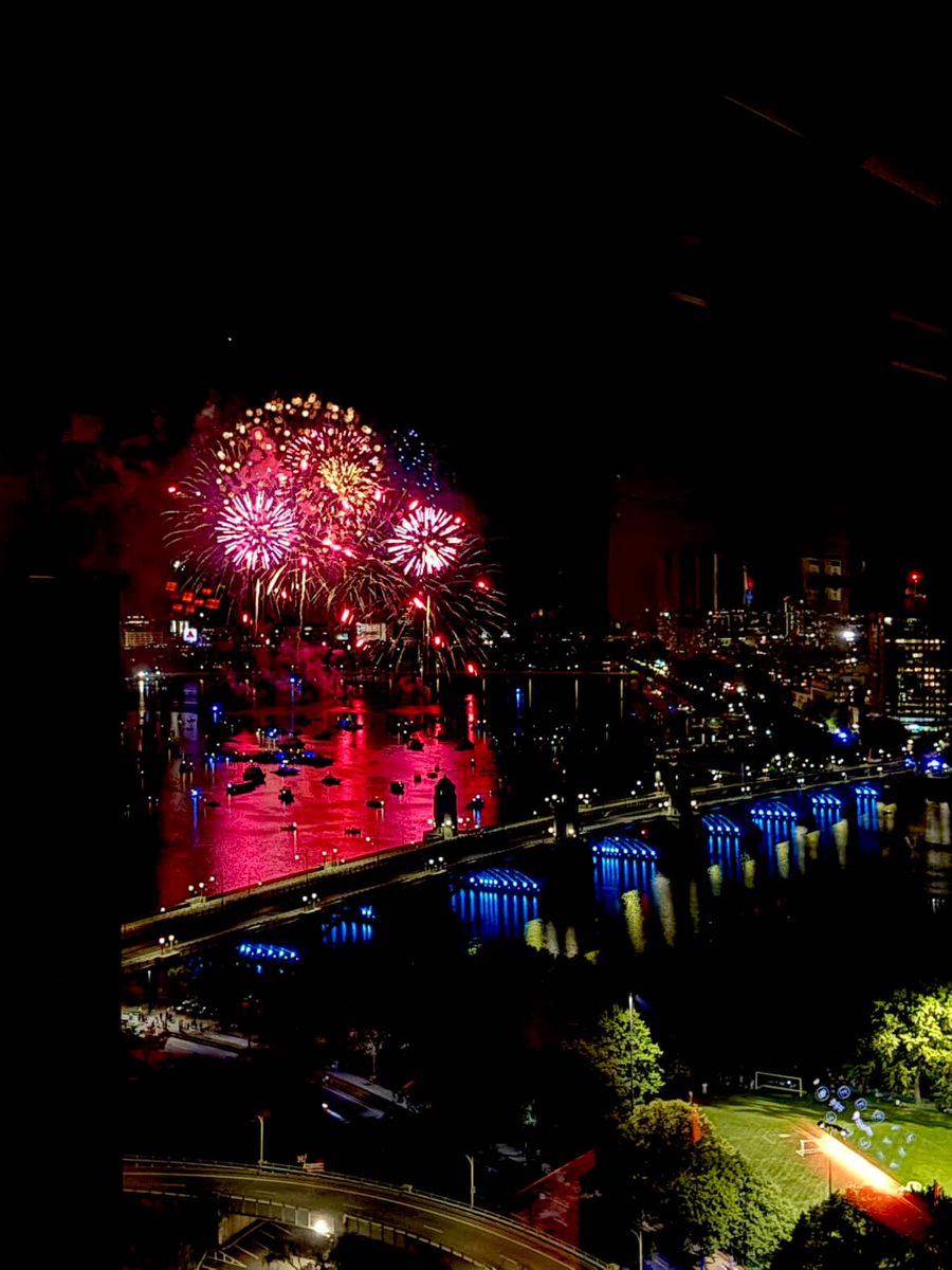 MassGeneralNews's tweet image. Fireworks from the floor!🎆Abbey Tyrrell, BSN, RN, caught the best Fourth of July views from Ellison 19. A moment of beauty during a day of care. Thank you to our incredible nurses who go above and beyond every shift! #MassGeneralMonday