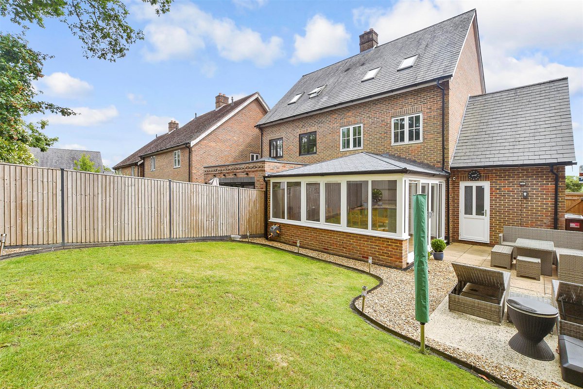🏡 4 Bedrooms | Crowborough, East Sussex

Stunning semi detached family home, set in a quiet location at the end of a cul-de-sac. Benefitting from a bespoke extension to the rear which can have multiple uses.

Find out more and book your viewing:
👉 birdeye.cx/to9v5u