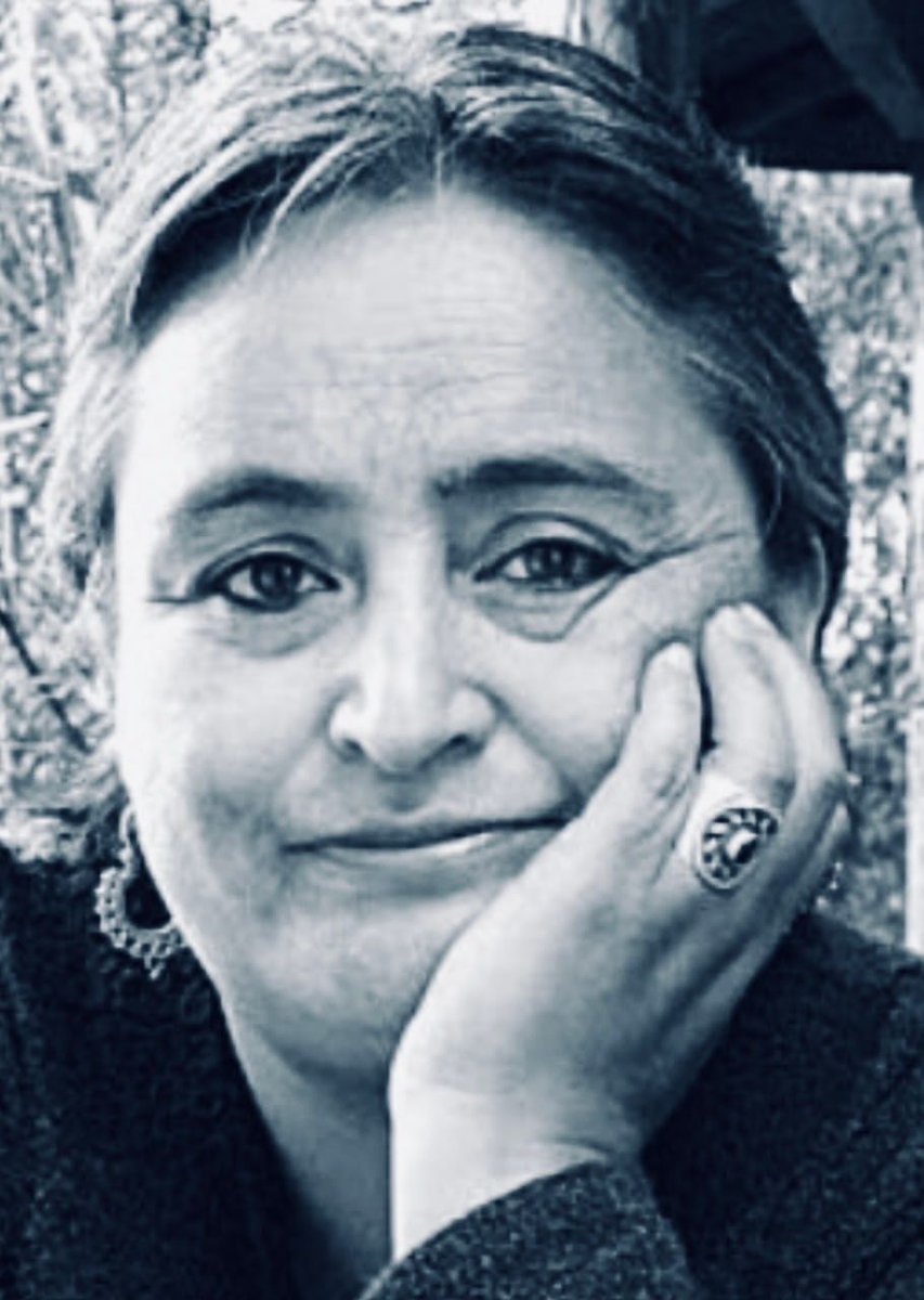 TeamPoetero's tweet image. "Fui destruyendo la torre del afecto
socavando cimientos,
hasta sumergir en los escombros
—como pepitas de oro—
los restos del amor."
Rosabetty Muñoz
(Chile, 1964)