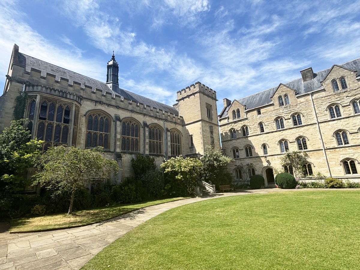 oxfordalumni's tweet image. Here’s a fun fact to start your week: @PembrokeOxford turned 401 at the end of June! 🎉🎂
Founded in 1624 during the reign of King James I, the college was named after the 3rd Earl of Pembroke, who was also Lord Chamberlain and Chancellor of the University at the time.