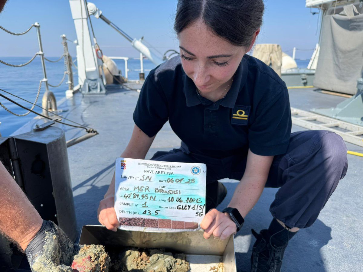 ItalianNavy's tweet image. #NaveAretusa contribuisce alla raccolta di dati idro-oceanografici nell’ambito del Progetto PNRR Marine Ecosystem Restoration (MER) promosso da #MarinaMilitare e @ISPRA_Press
Analisi geomorfologica dei fondali marini, misurazione dei parametri chimico-fisici della colonna…